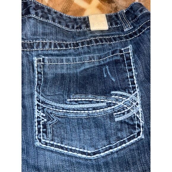 Maurice’s Faded Embroidered Pocket Denim Shorts Size 11/12 #126 - Picture 2 of 4